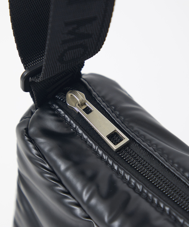 ロゴ刺繍 パデッド ショルダーバッグ